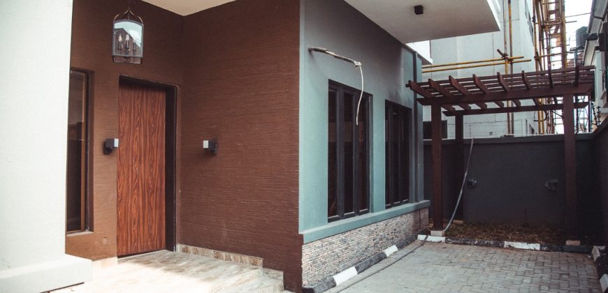 Tastefully finished Fully detached 4 rooms duplex (3 bedrooms upstairs) and I (bq)