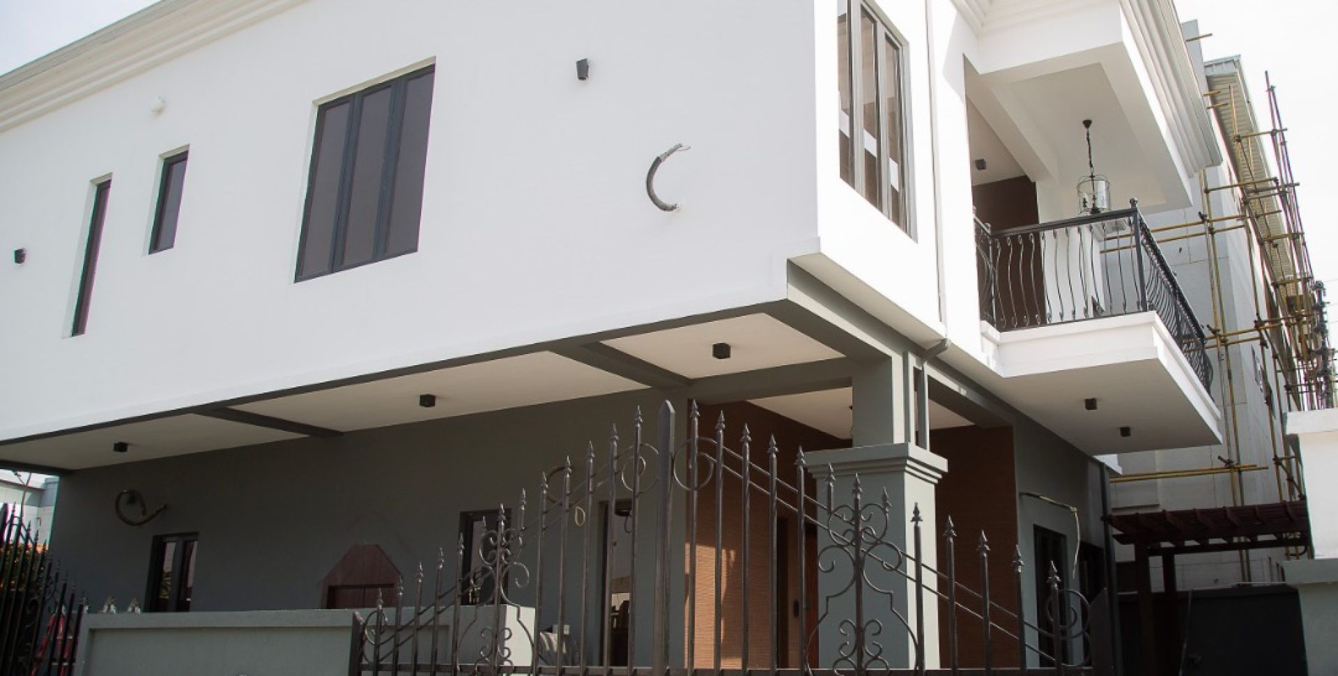 Tastefully finished Fully detached 4 rooms duplex (3 bedrooms upstairs) and I (bq)