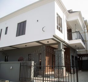 Tastefully finished Fully detached 4 rooms duplex (3 bedrooms upstairs) and I (bq)