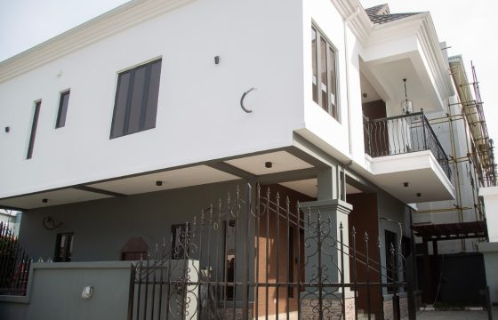 Tastefully finished Fully detached 4 rooms duplex (3 bedrooms upstairs) and I (bq)