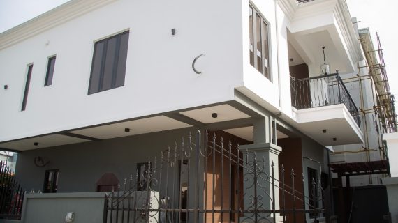 Tastefully finished Fully detached 4 rooms duplex (3 bedrooms upstairs) and I (bq)