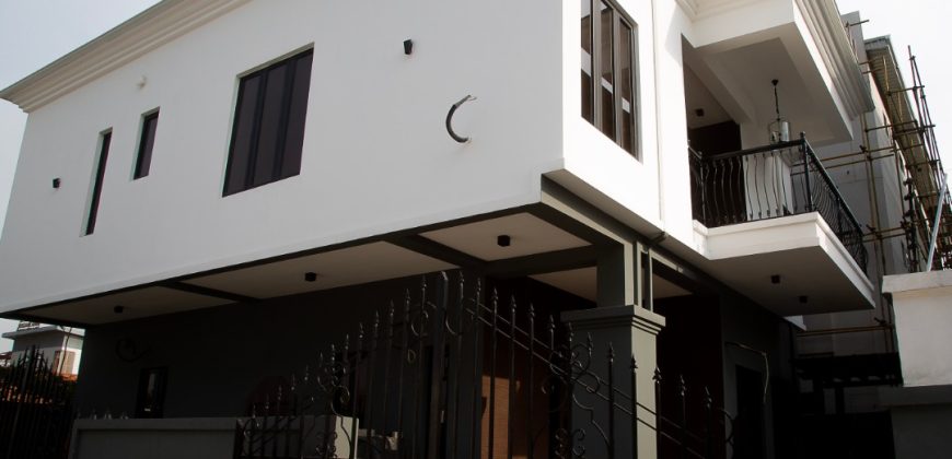 Tastefully finished Fully detached 4 rooms duplex (3 bedrooms upstairs) and I (bq)